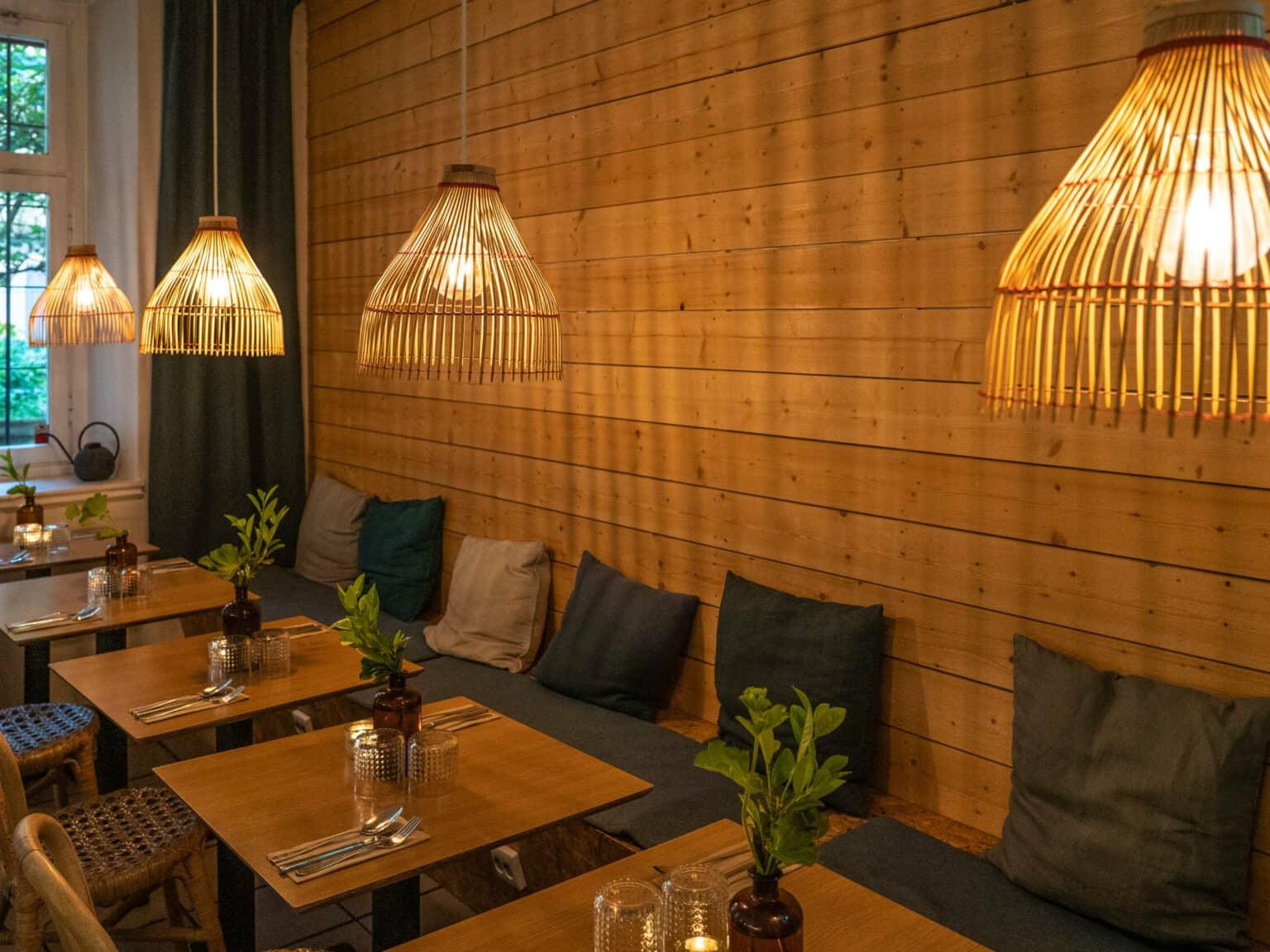 A restaurant insider tip with Bali vibes and a vacation feel, featuring lots of wood and bamboo, is the Warung in Hornstull.
