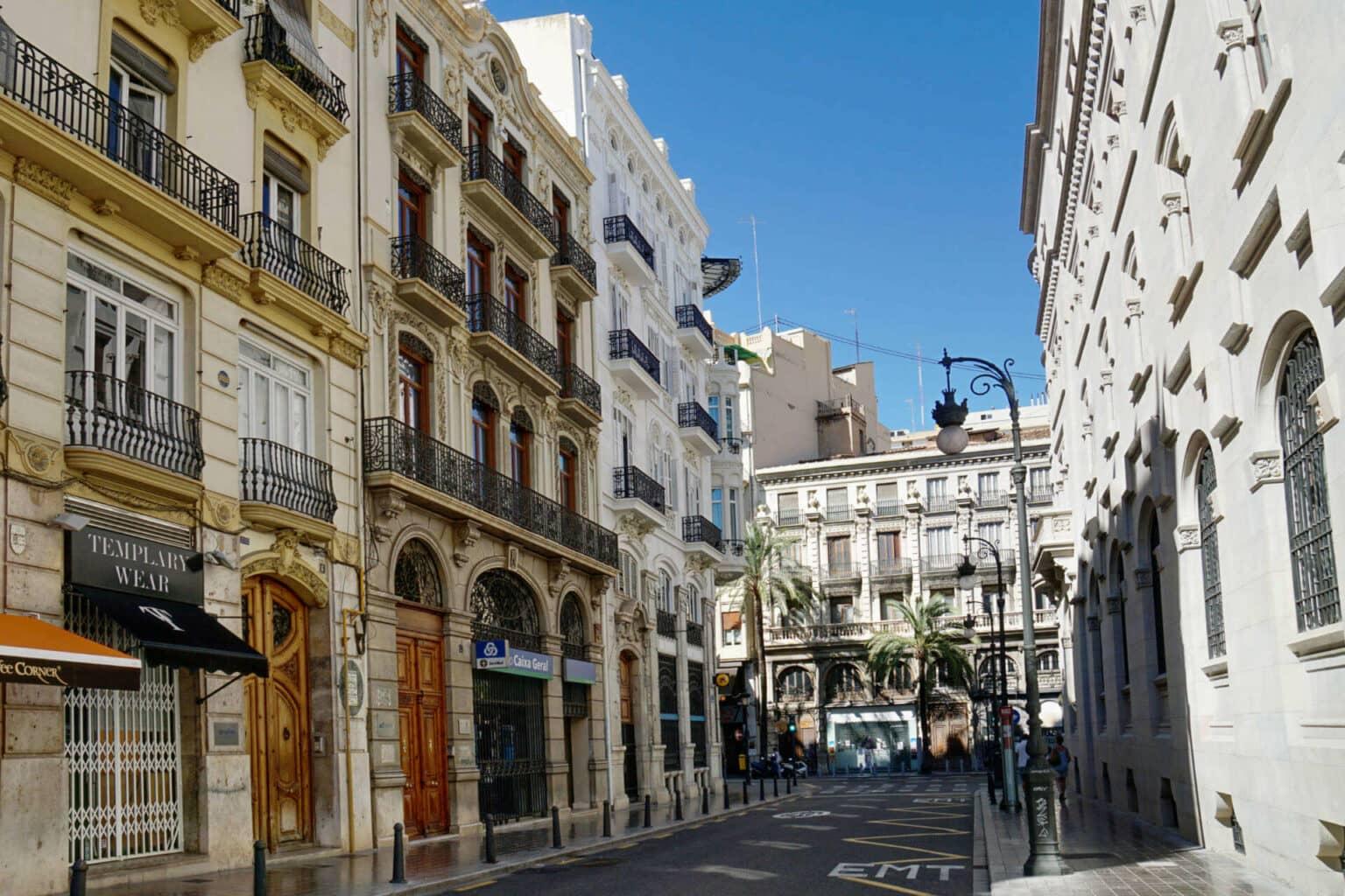 A residential area in Spanish Valencia with sandstone-colored house facades.