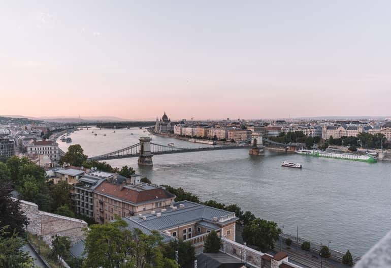 Viaje a Budapest: Vista de la ciudad al atardecer.