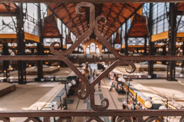 Viaje a Budapest: Vista desde el primer piso de la Gran Sala de Mercado sobre la actividad del mercado temprano por la mañana.