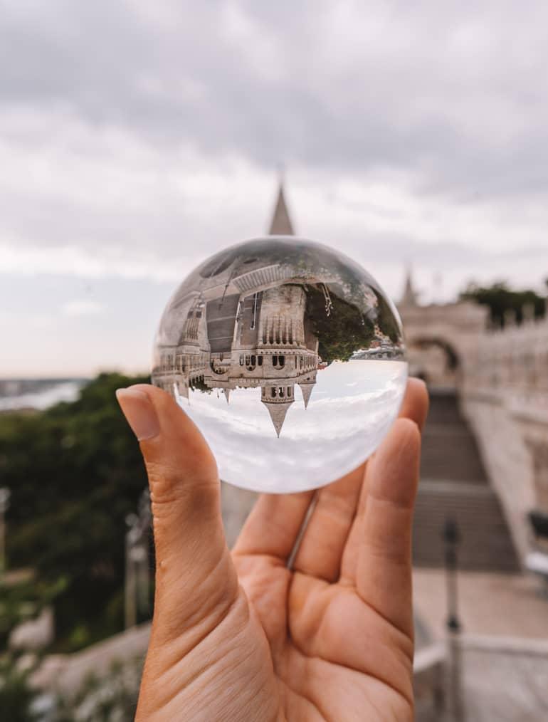 Viaje a Budapest: Un edificio visto a través de una bola de cristal.