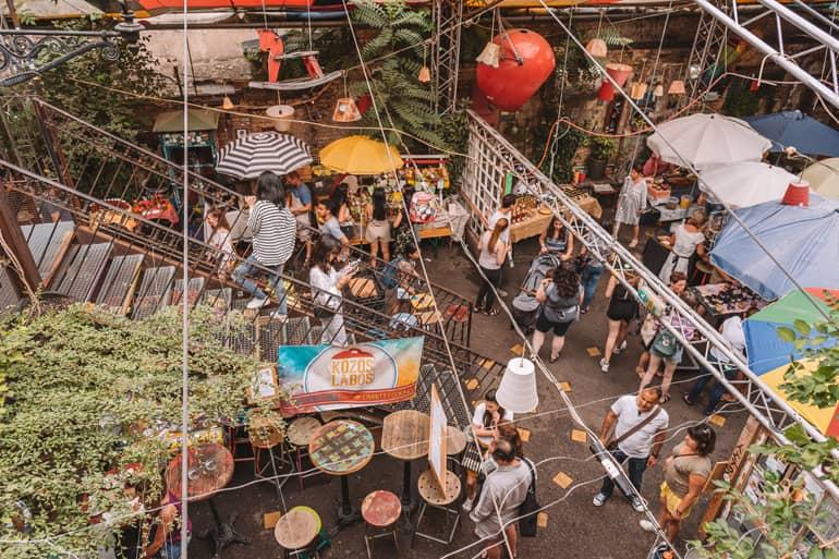 Viaje a Budapest: El mercado de agricultores visto desde arriba.