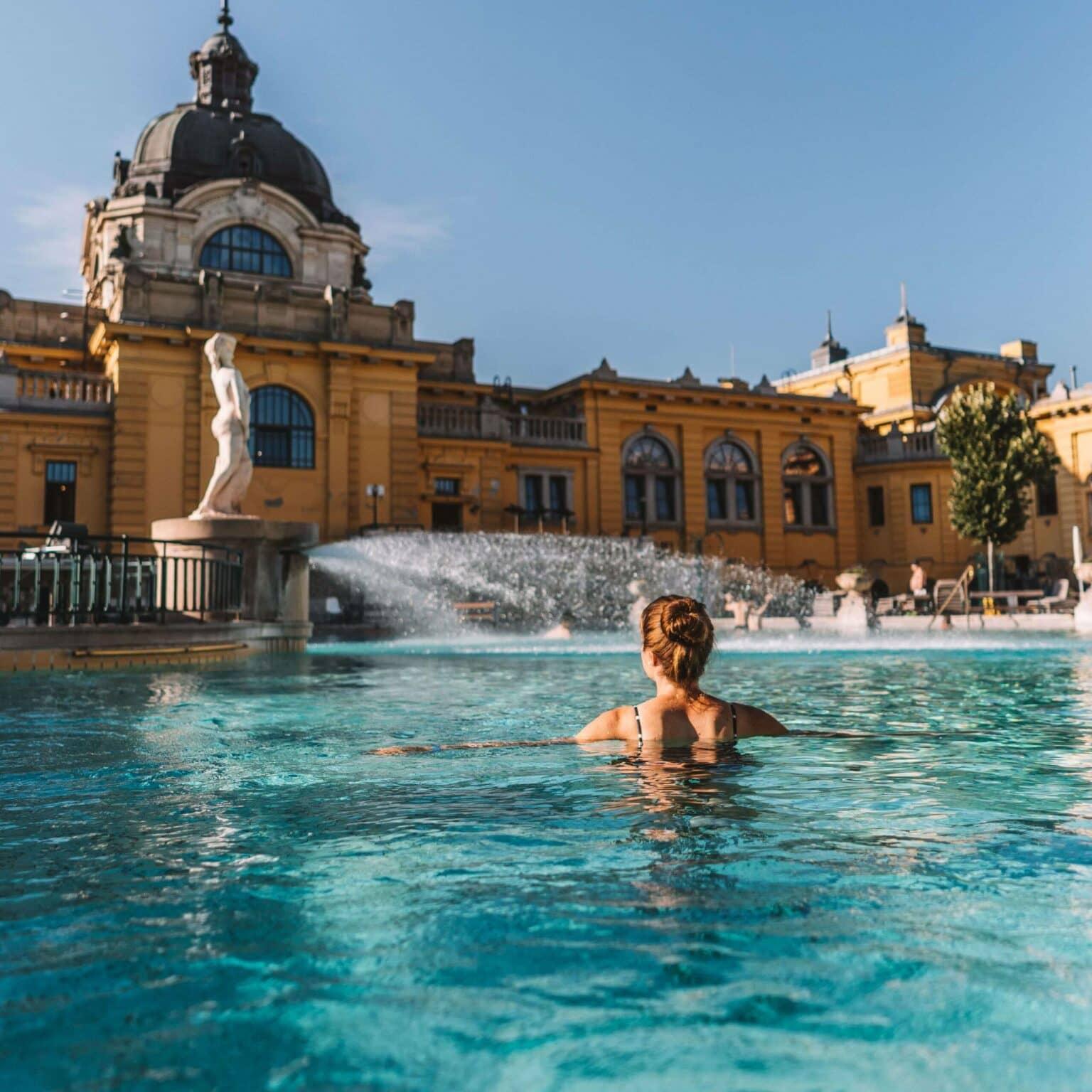 La bloguera Melanie en una de las piscinas termales de Széchenyi en Hungría.