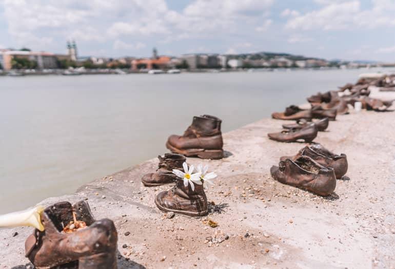 Viaje a Budapest: Zapatos que yacen en una orilla.