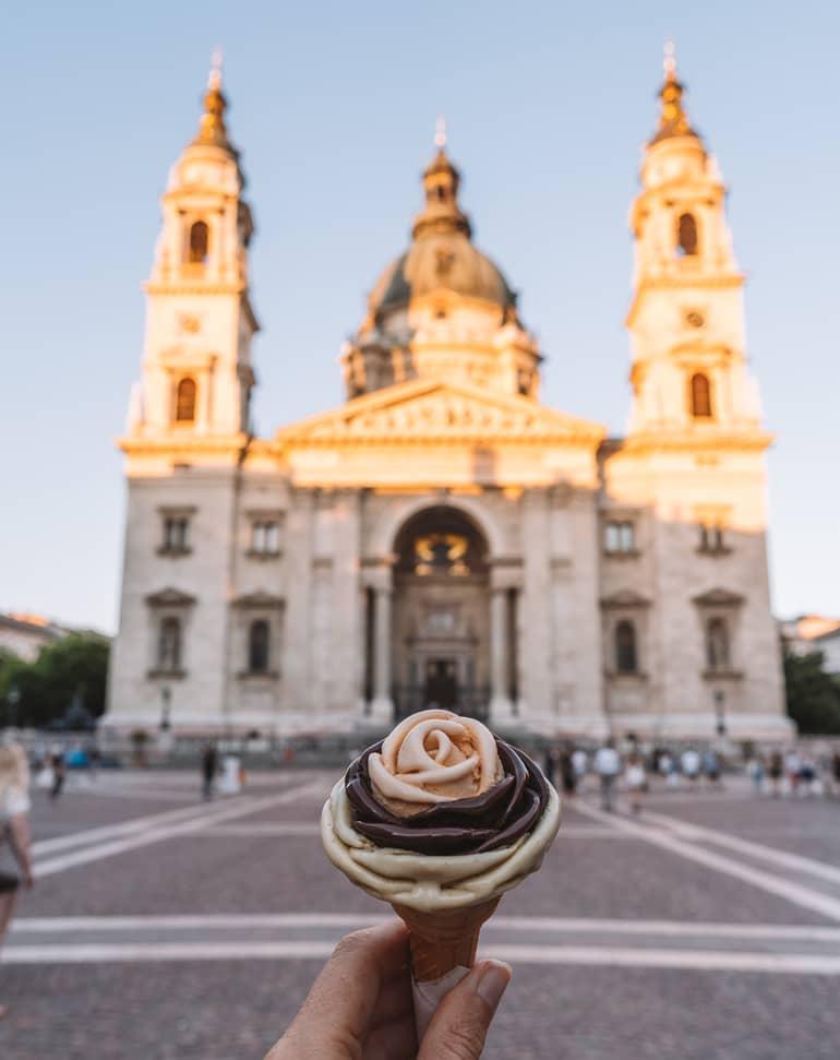 Viaje a Budapest: Un helado en forma de rosa frente a un edificio.