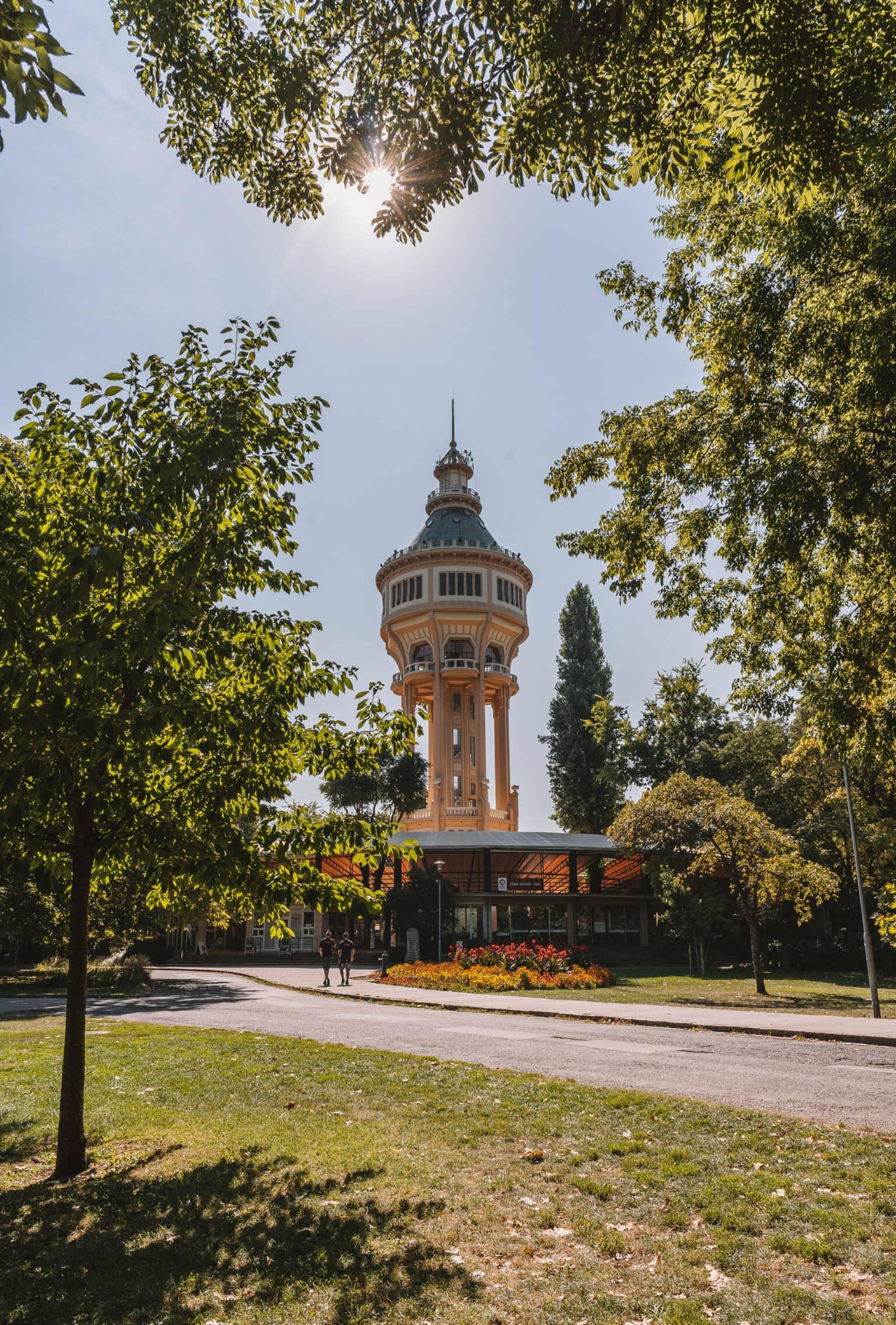 La torre del agua en la isla Margarita de Budapest rodeada de árboles.