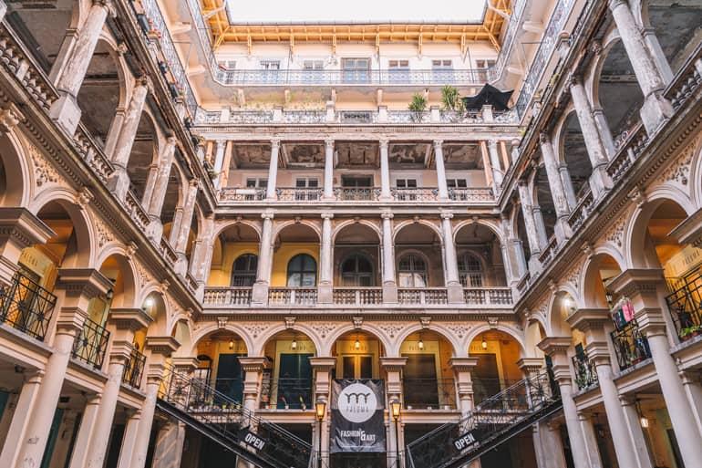 Viaje a Budapest: Patio de un centro comercial.