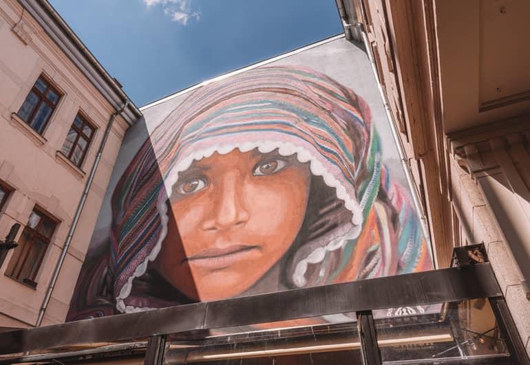 Viaje a Budapest: Una pared pintada donde se ve un rostro con un pañuelo.