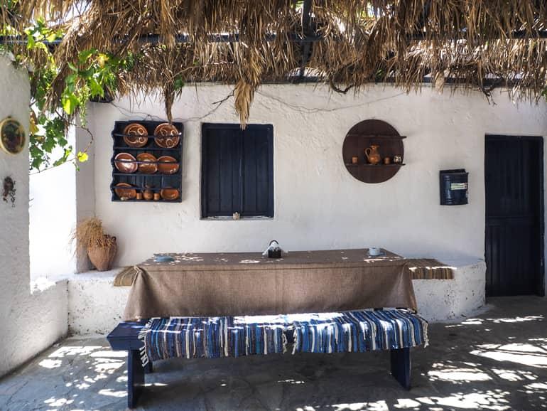 At the Lastos pasture in Kali Kardia on Karpathos, one can refuel at the rustic tavern Kali Limni - Kali Kardiá or even spend the night.