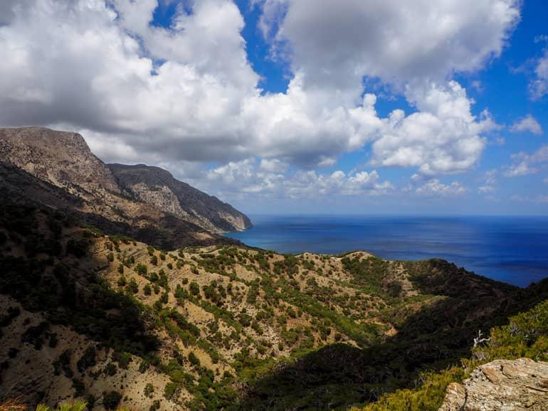 On the way to Avlóna, you overlook the rugged mountainous landscape that descends into the sea.