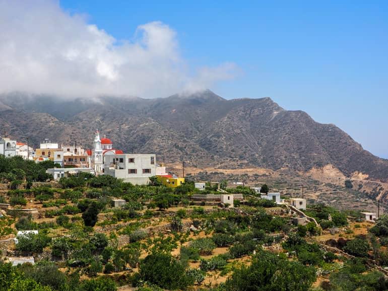 From Spóa, one can overlook the scenic bathing bay Agios Nikolaos.
