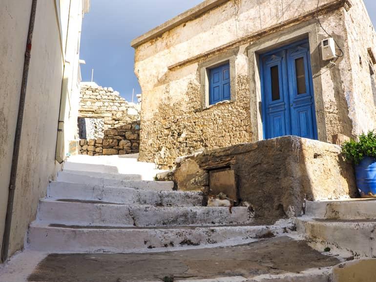 You often see mainly cats in the alleys of the villages of Karpathos.