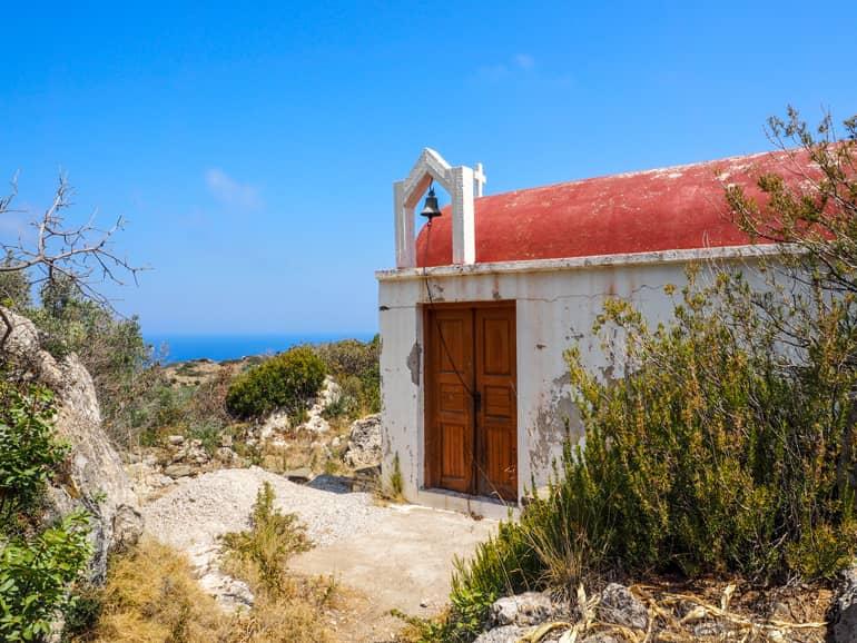 On hikes, you often pass by snow-white chapels like here at Ágios Charálambos.