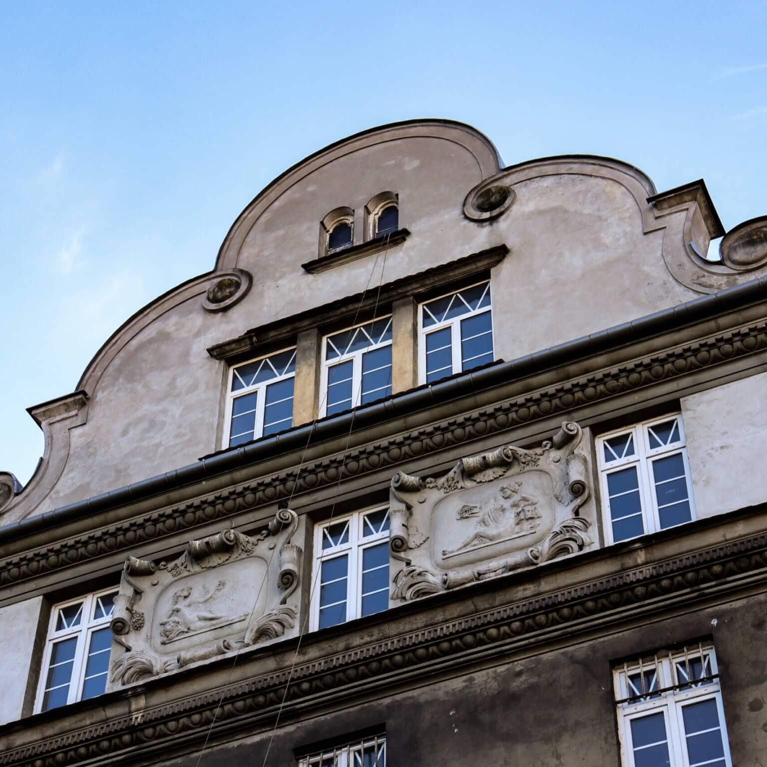 Richly decorated house in the Praga district.