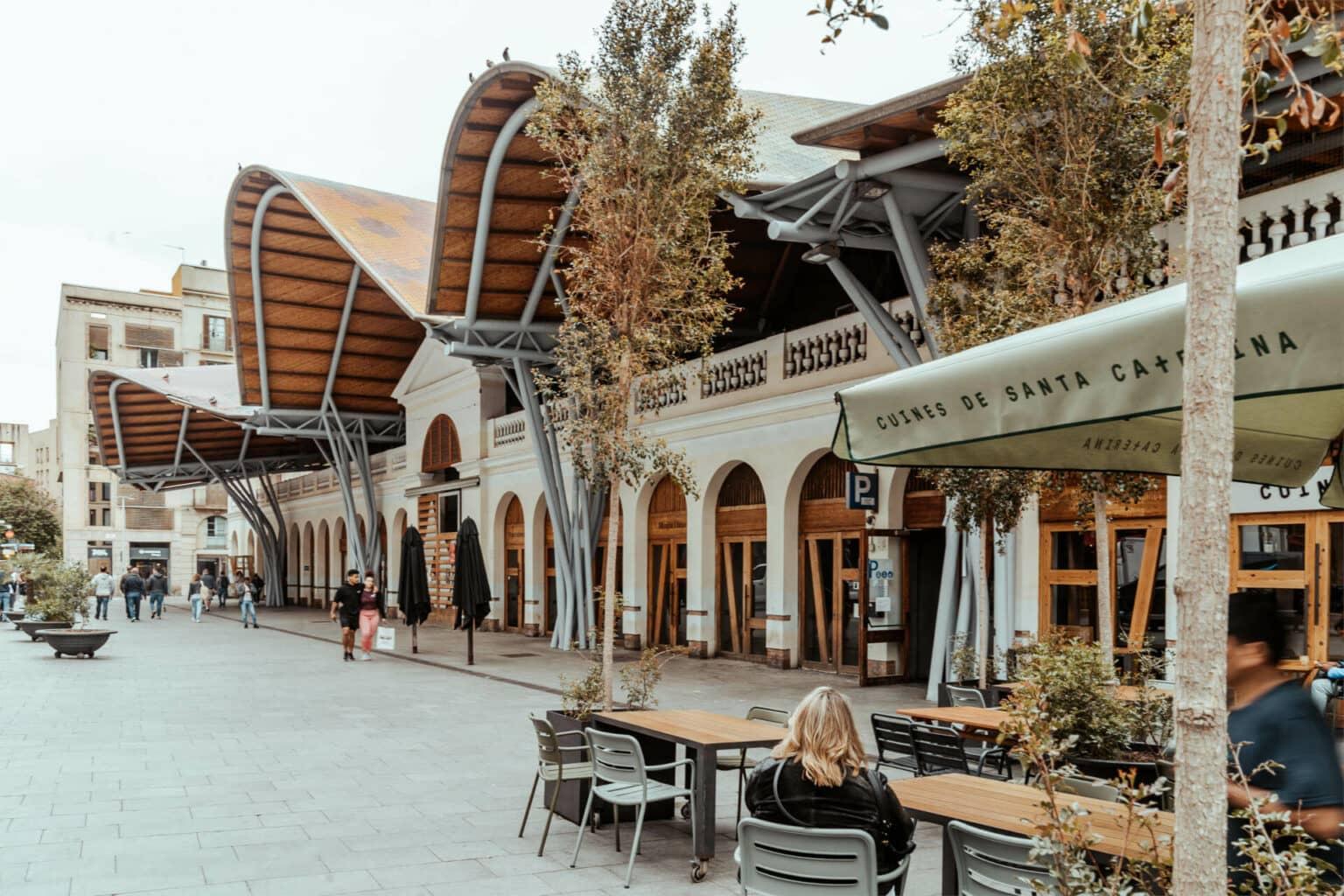 En el Mercat de Santa Catarina en Barcelona no solo hay comida deliciosa, sino también una arquitectura impresionante.