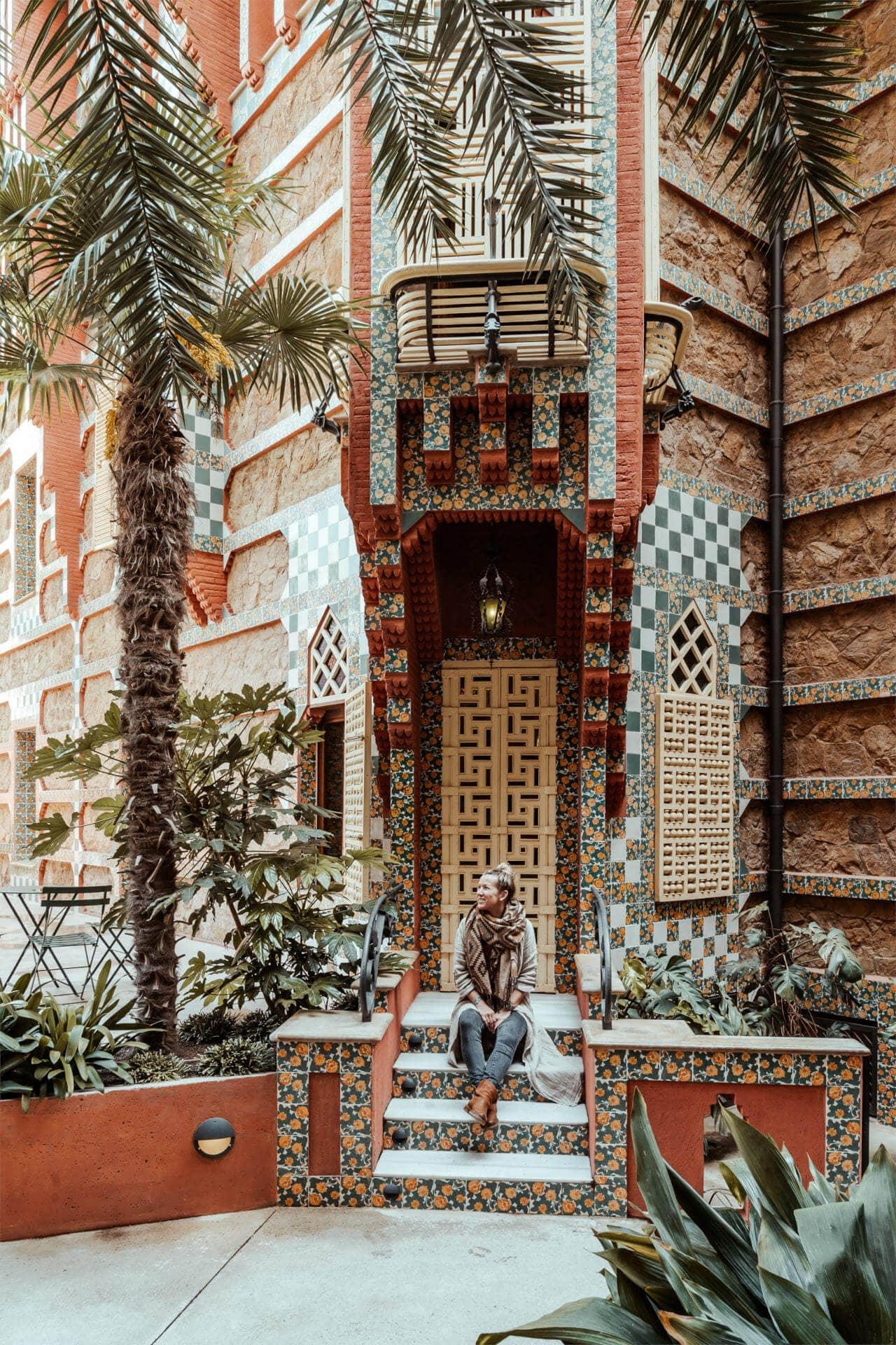 La Casa Vicens está casi un secreto, ya que se encuentra en una pequeña calle lateral de Barcelona.