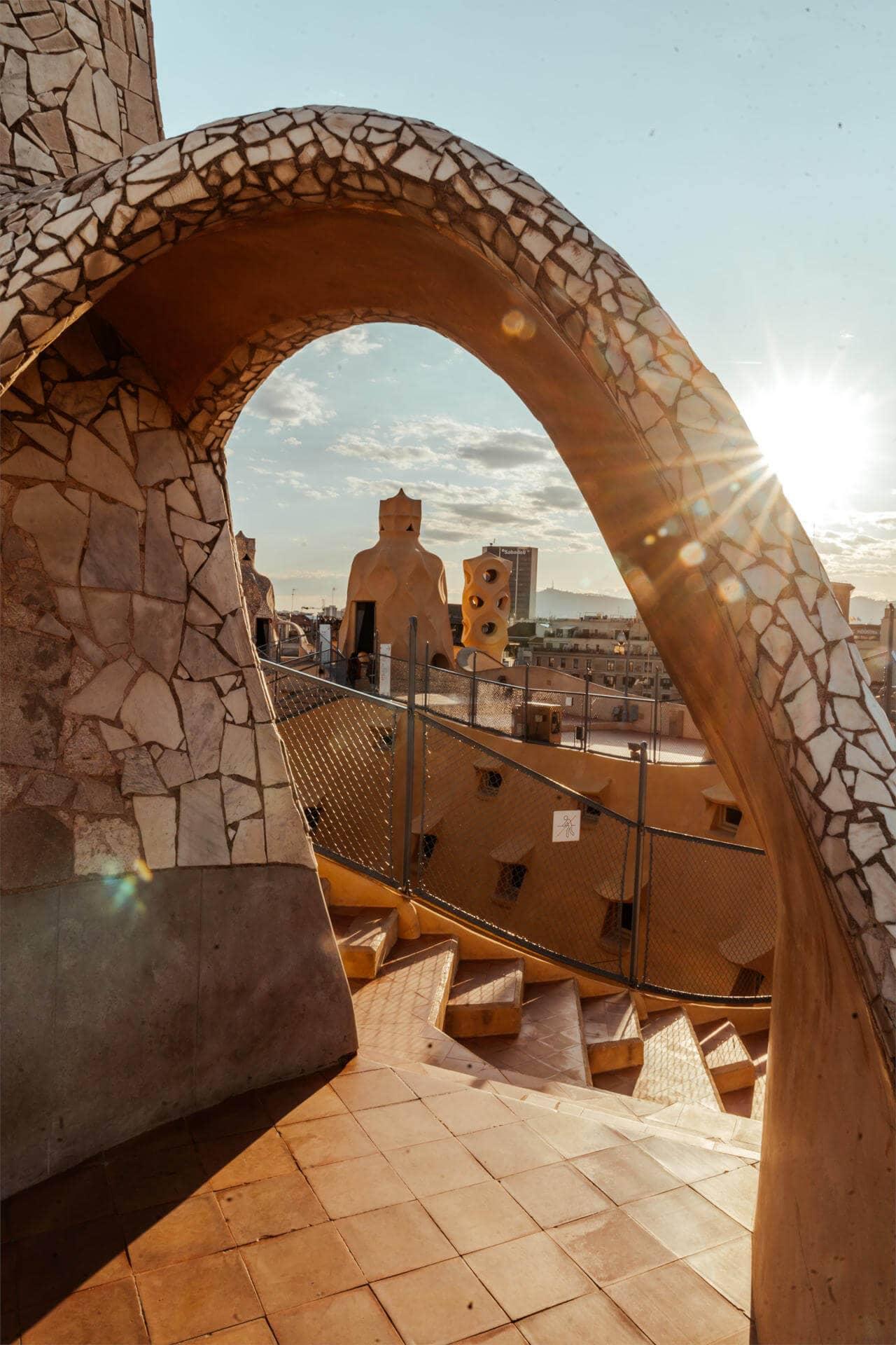El secreto para la mejor puesta de sol en Barcelona: la vista desde la Casa Milà.