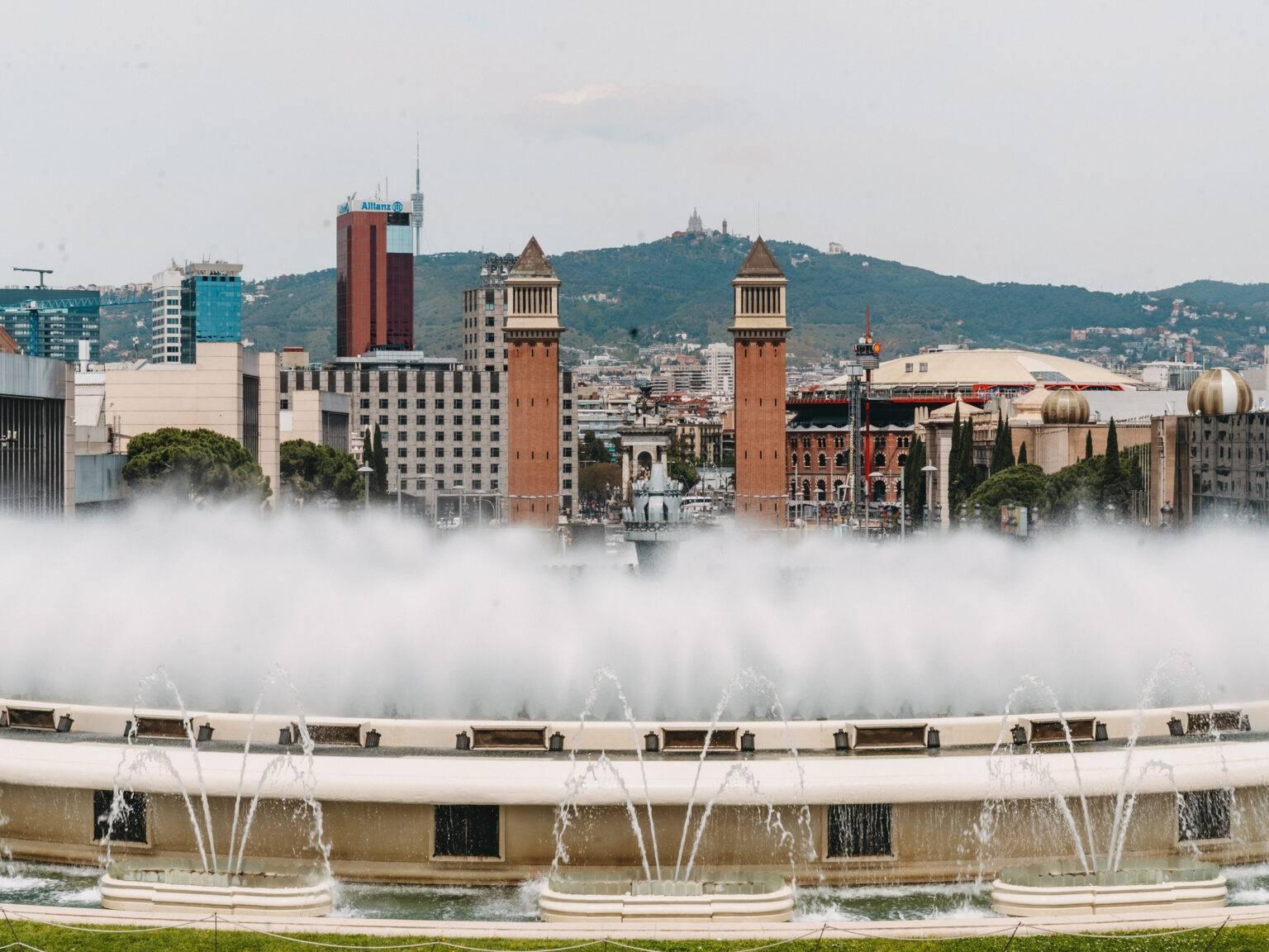 Al frente, la Font Màgica y detrás las Arcenas de Barcelona junto a otros edificios.