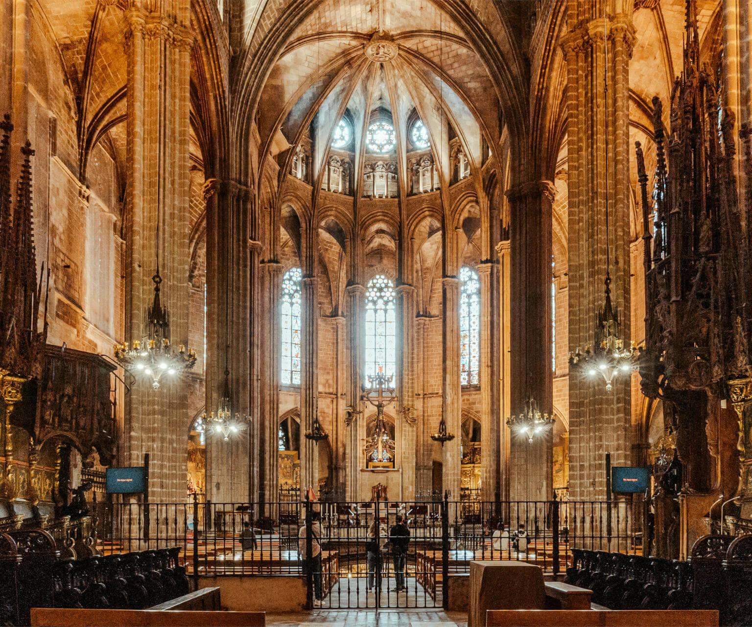 La catedral del Barri Gòtic en Barcelona es una hermosa atracción decorada y desde el techo ofrece una vista impresionante de la ciudad.