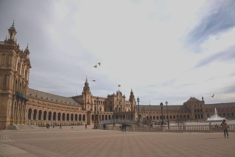 The impressive building with its many arches and towers at Plaza de España is built in a semicircle around the square of the same name and is a symbol of Spain's embrace of its South American colonies.