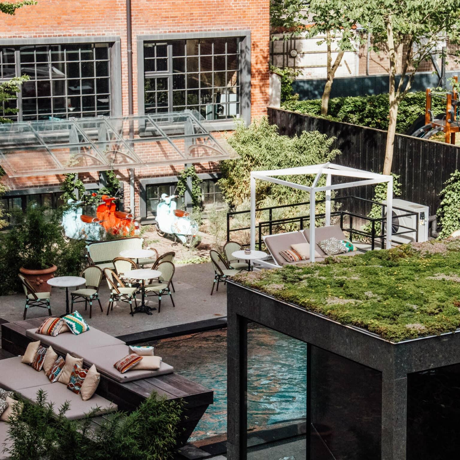 El hotel sostenible Bryggen Guldsmeden, con piscina y zona de tumbonas en el patio interior, es un auténtico secreto para un viaje a Copenhague.