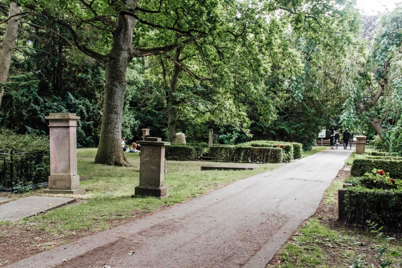 Esta atracción en Copenhague es inusual, un cementerio que no solo alberga muertos, sino también habitantes y turistas que hacen picnics entre las tumbas.