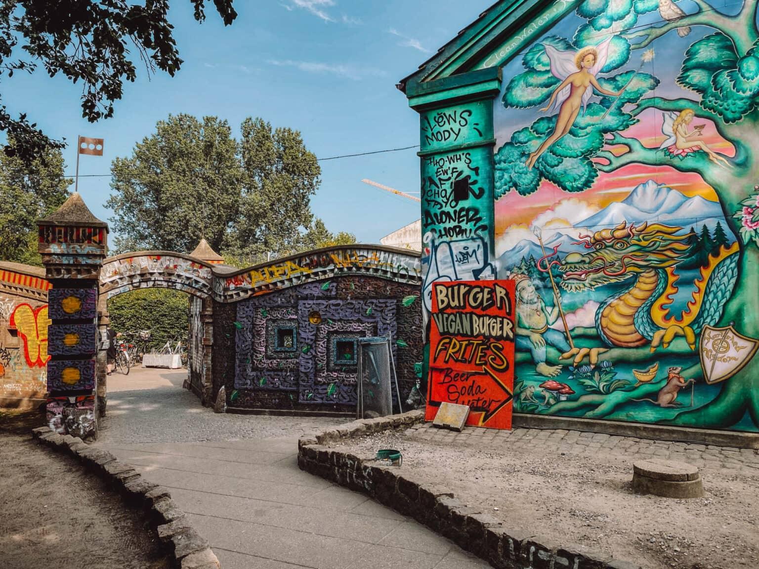 La entrada decorada con graffiti de Christiania no solo es un consejo para los jóvenes, sino una auténtica atracción turística.