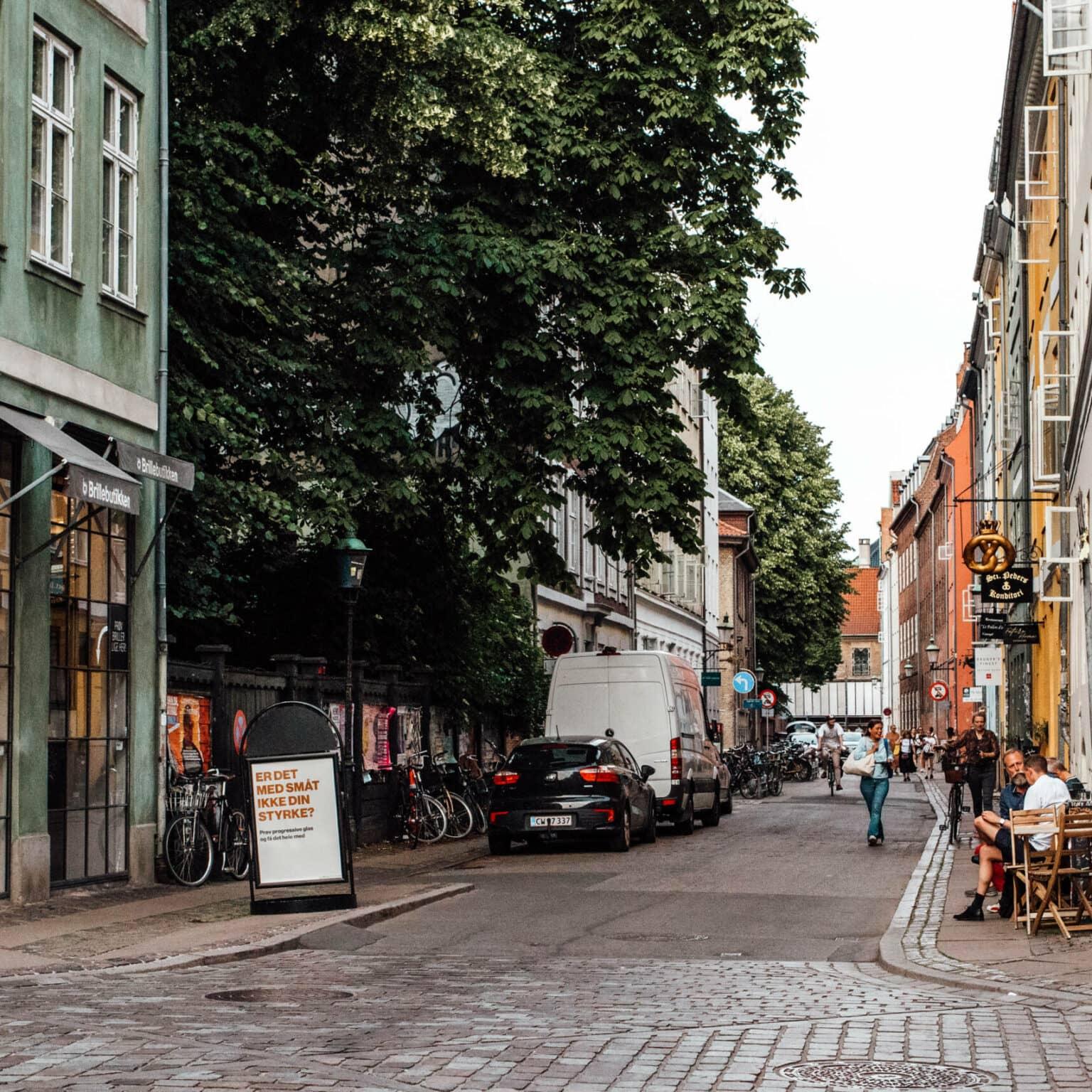Una calle en Copenhague donde cool restaurantes y cafés reflejan el típico ambiente danés.