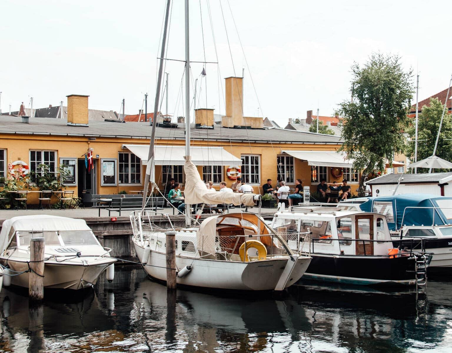 En el agua se reflejan los barcos que han atracado en Copenhague.