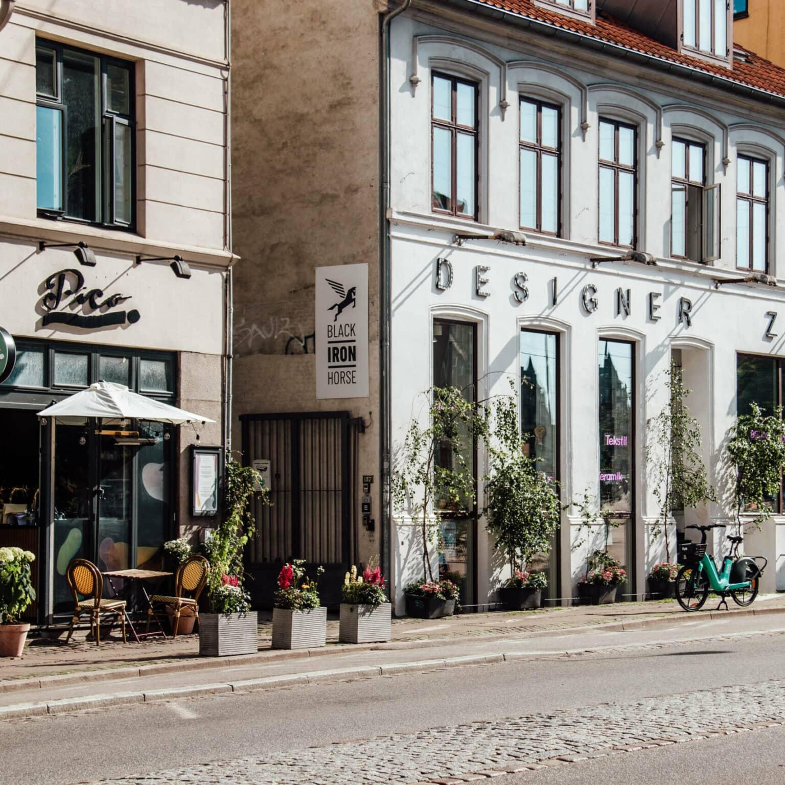 En las calles del moderno barrio de Vesterbro se alinean restaurantes y cafés con exteriores adornados de flores.