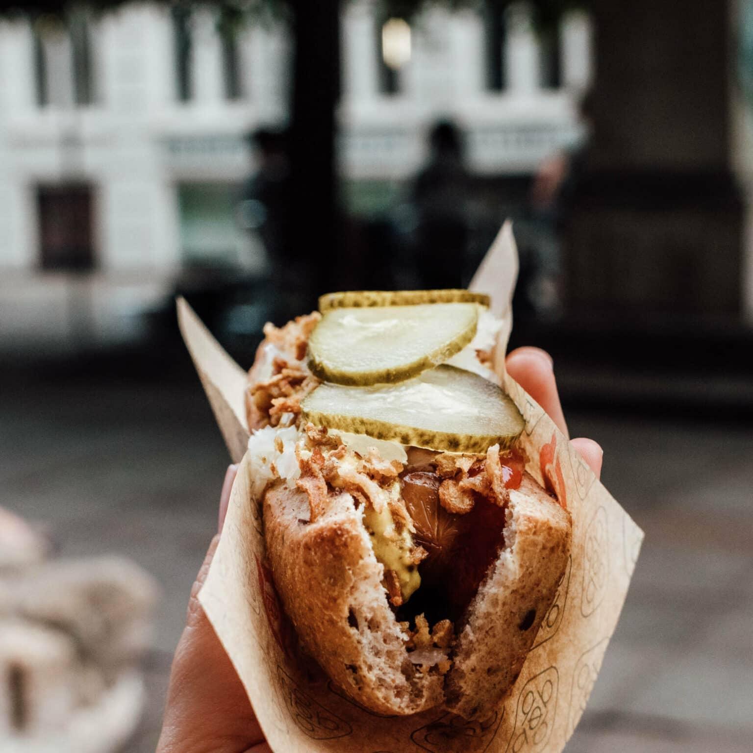 En un viaje urbano a Copenhague, no puede faltar un delicioso hot dog con cebolla frita y rodajas de pepino.