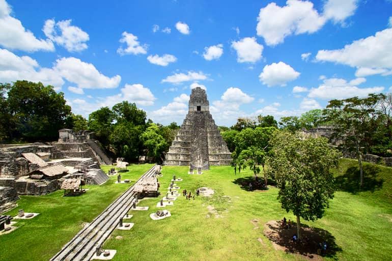 Templos de Tikal en la Gran Plaza