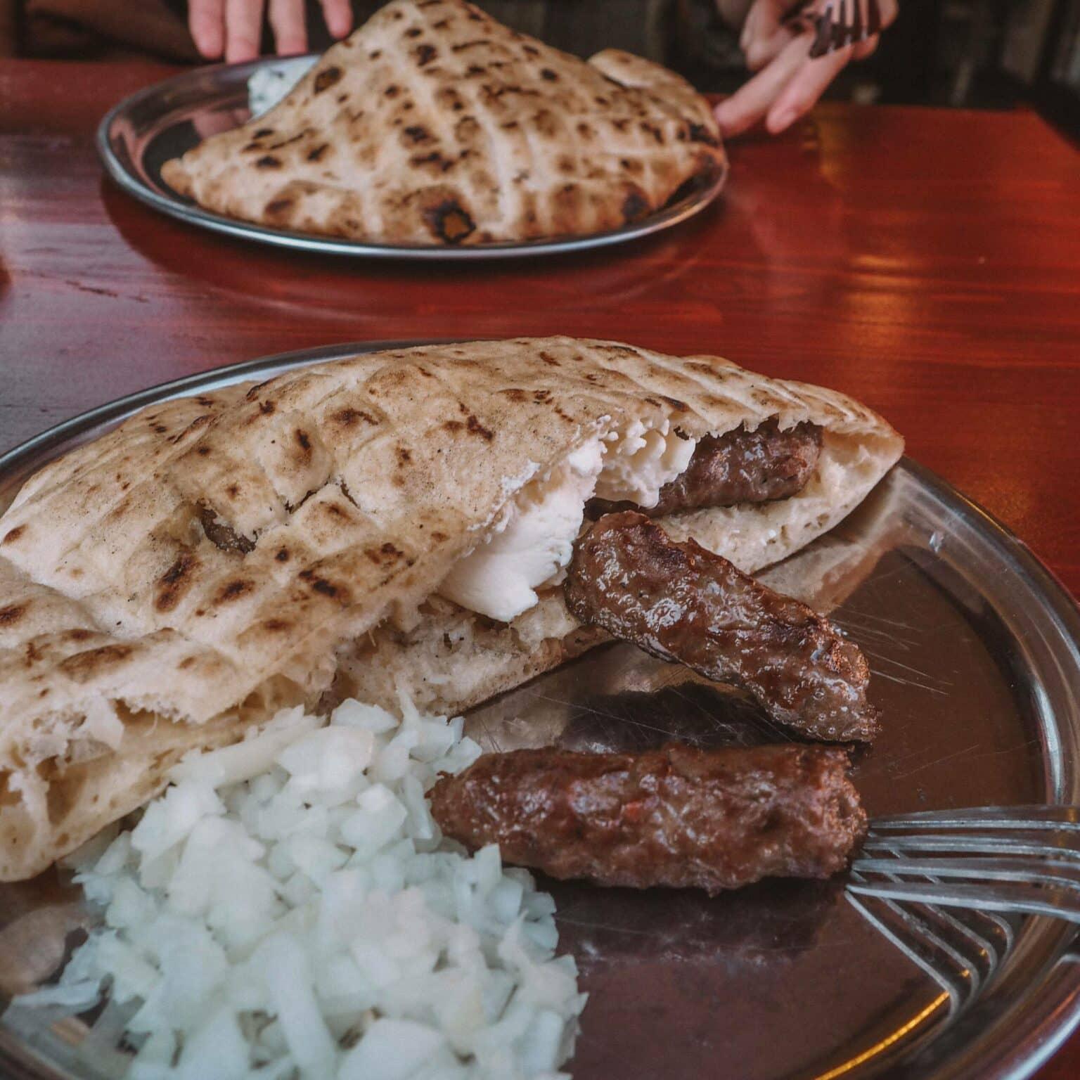 El plato nacional bosnio Ćevapčići en el restaurante Ćevabdžinica Željo en Sarajevo.
