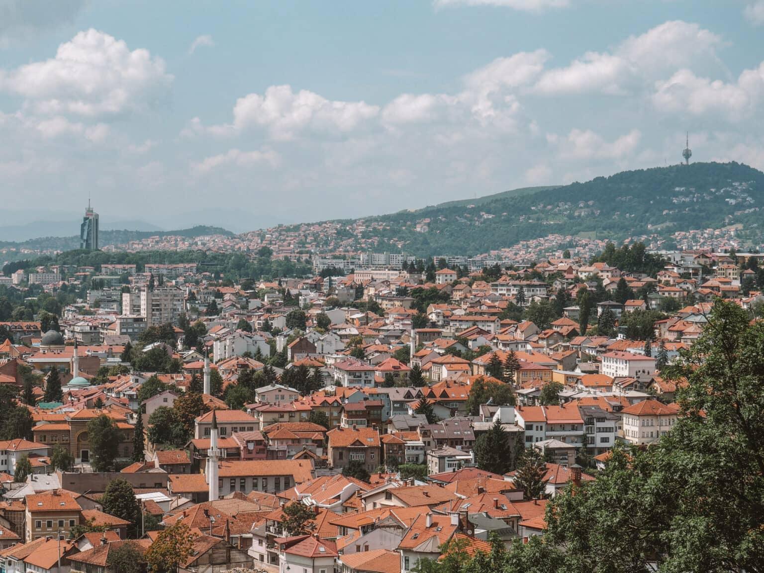 Vista de los techos rojos de la capital de Bosnia, Sarajevo.