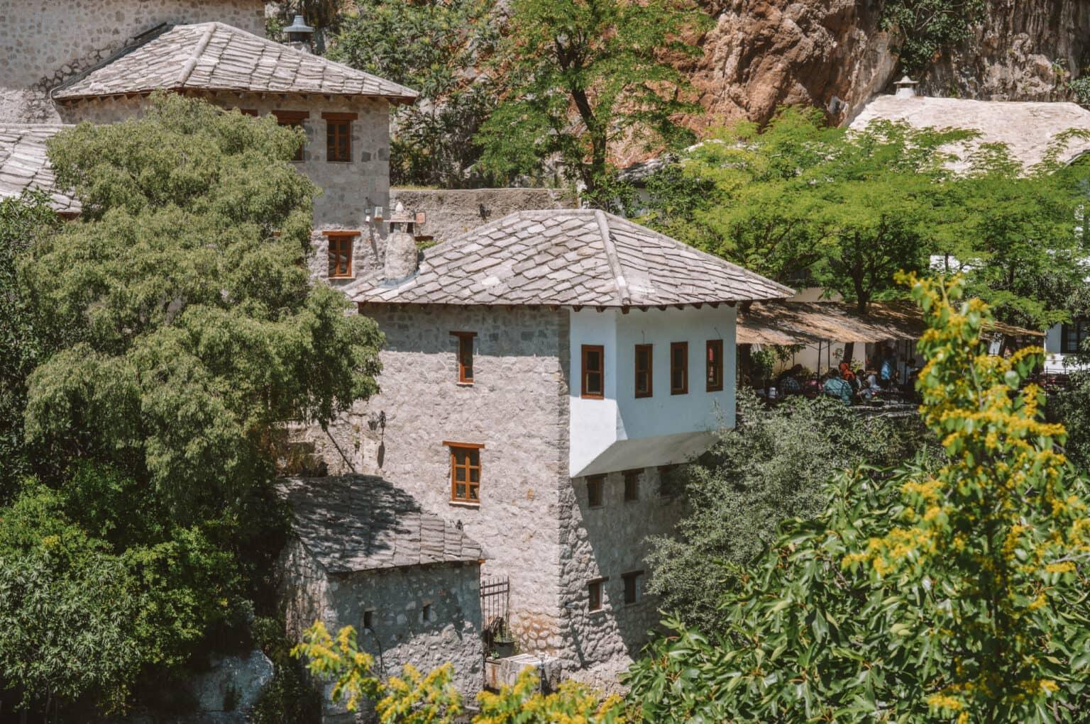 El monasterio derviche en Blagaj, Bosnia, es una atracción construida en las rocas.