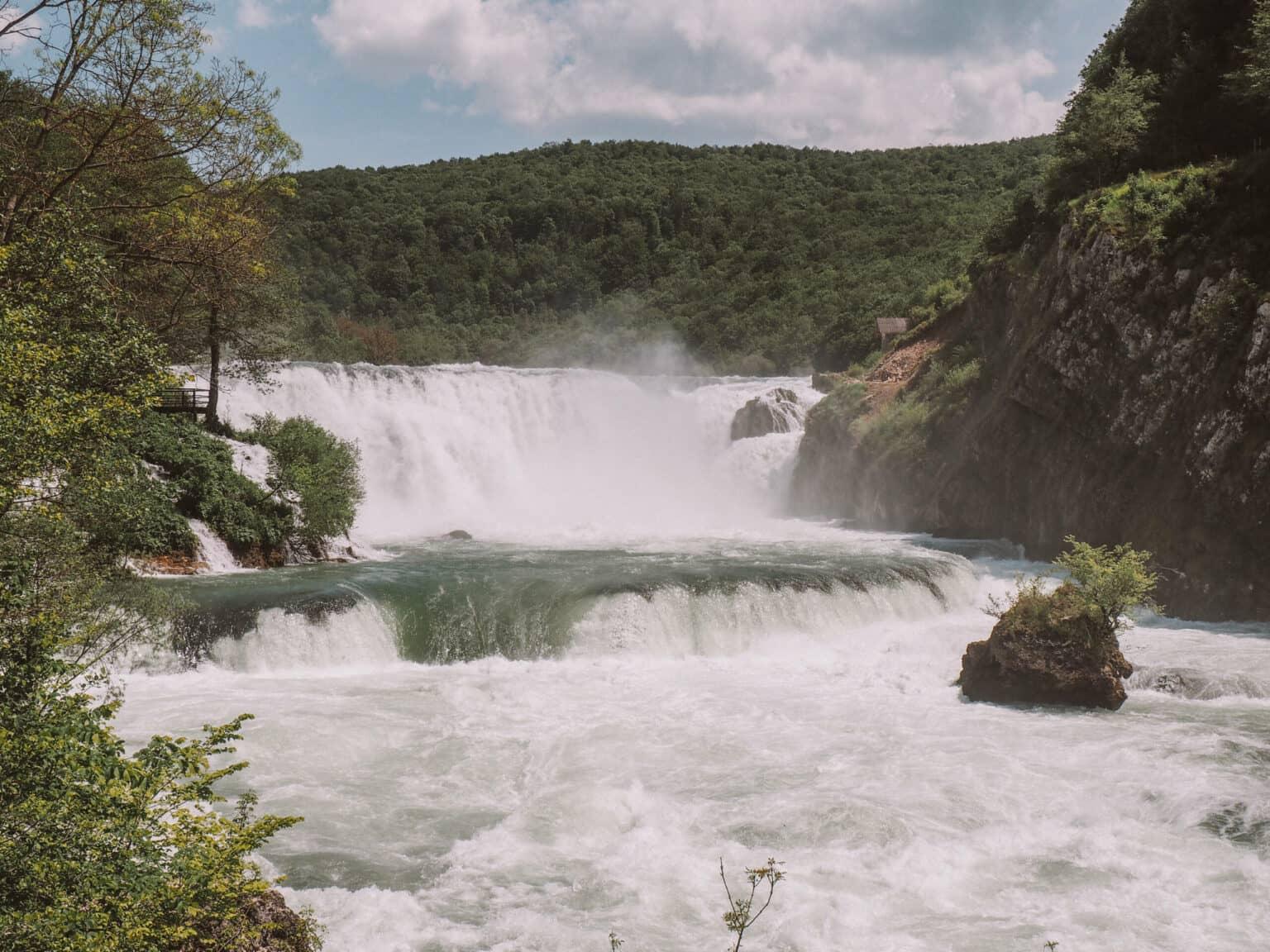 La cascada Strbački Buk en el Parque Nacional Una es una atracción especial en Bosnia y Herzegovina.