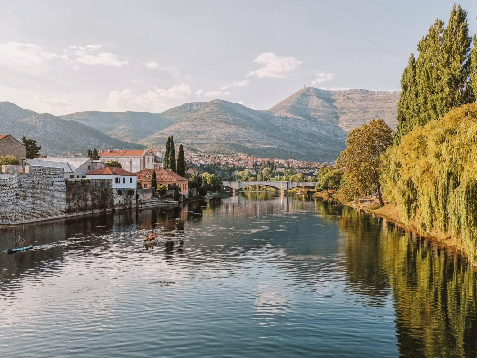 La ciudad de Trebinje en Bosnia se sitúa idílicamente a la orilla de un río entre montañas kársticas.