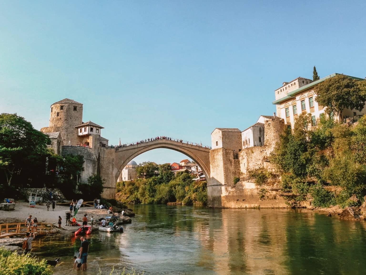 El icónico puente de Mostar, Stari Most, es una atracción popular en Bosnia y Herzegovina.