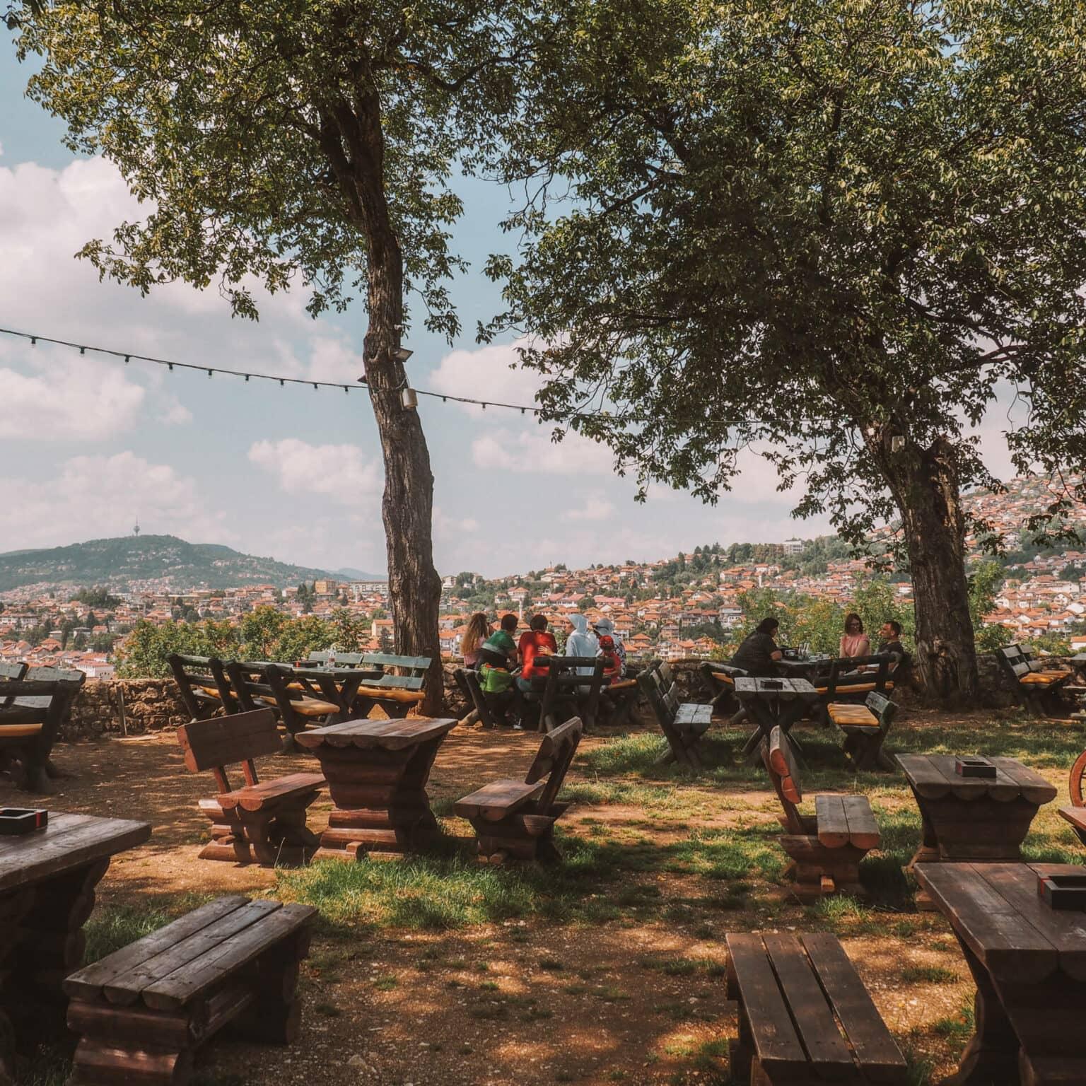 En la fortaleza amarilla de Sarajevo, los asientos invitan a quedarse y disfrutar de la vista.