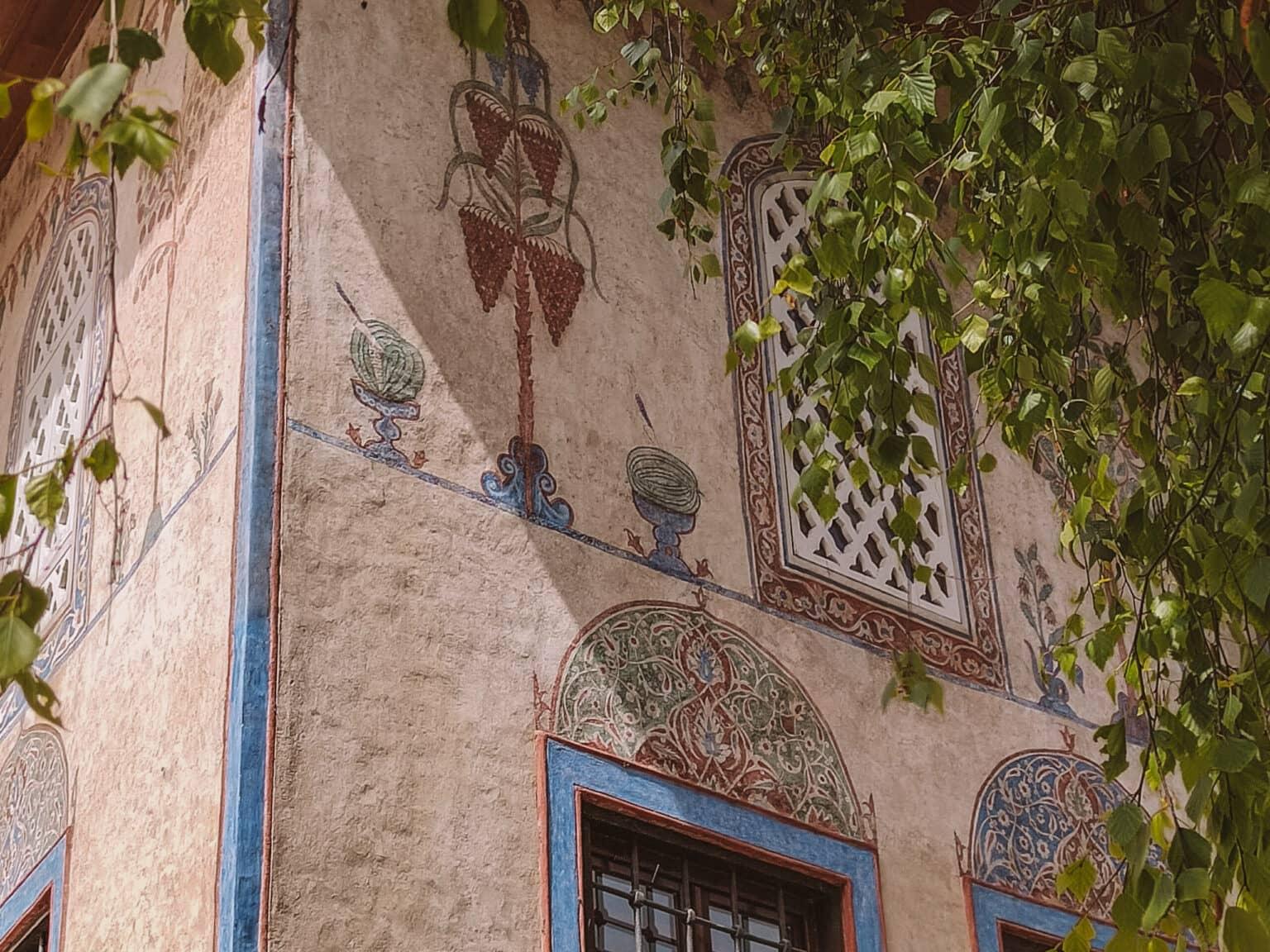 Ornamentos y hojas adornan la fachada de la colorida mezquita en el pueblo bosnio de Travnik.