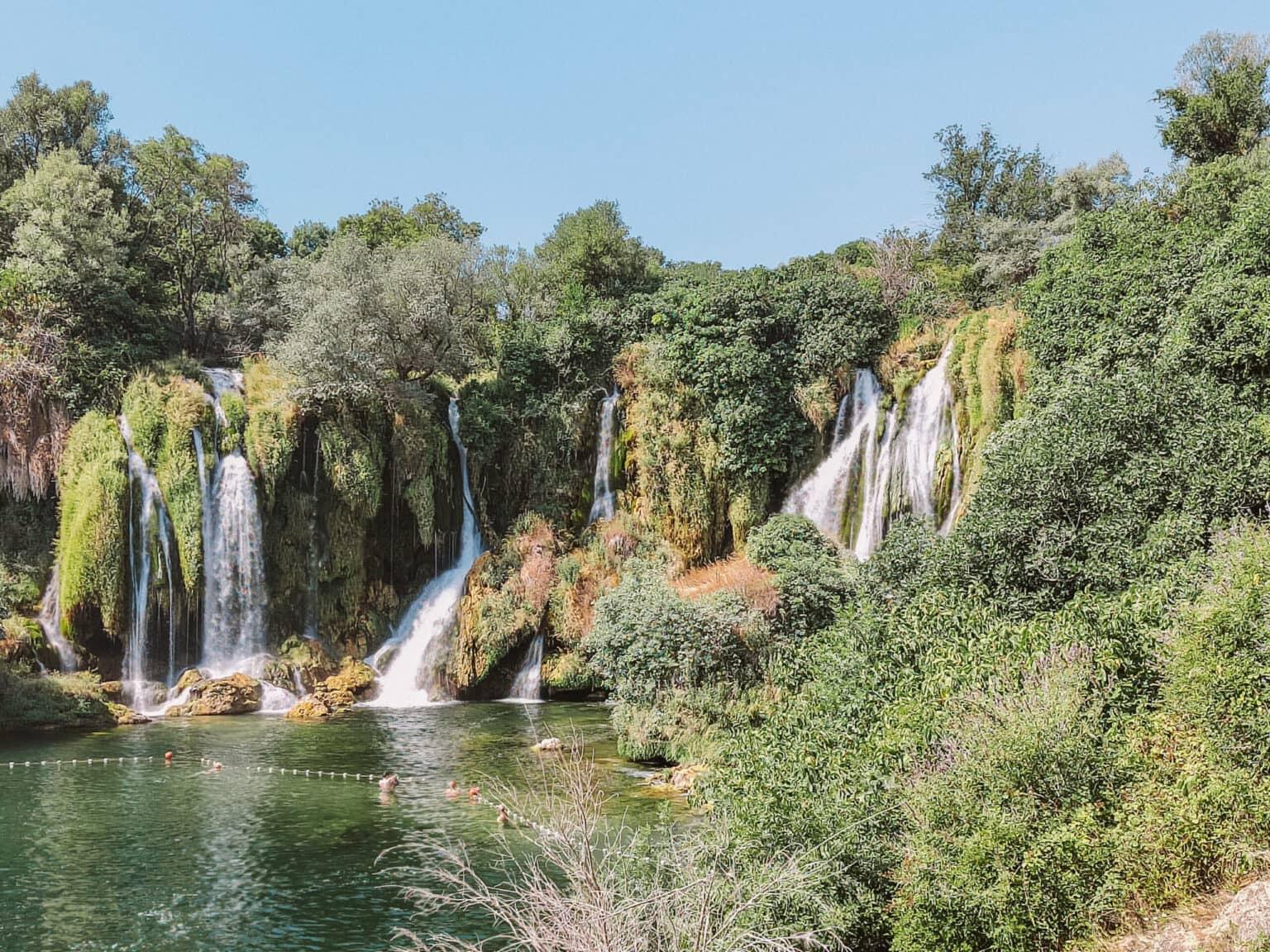 Las cascadas de Kravica en Bosnia invitan a nadar.