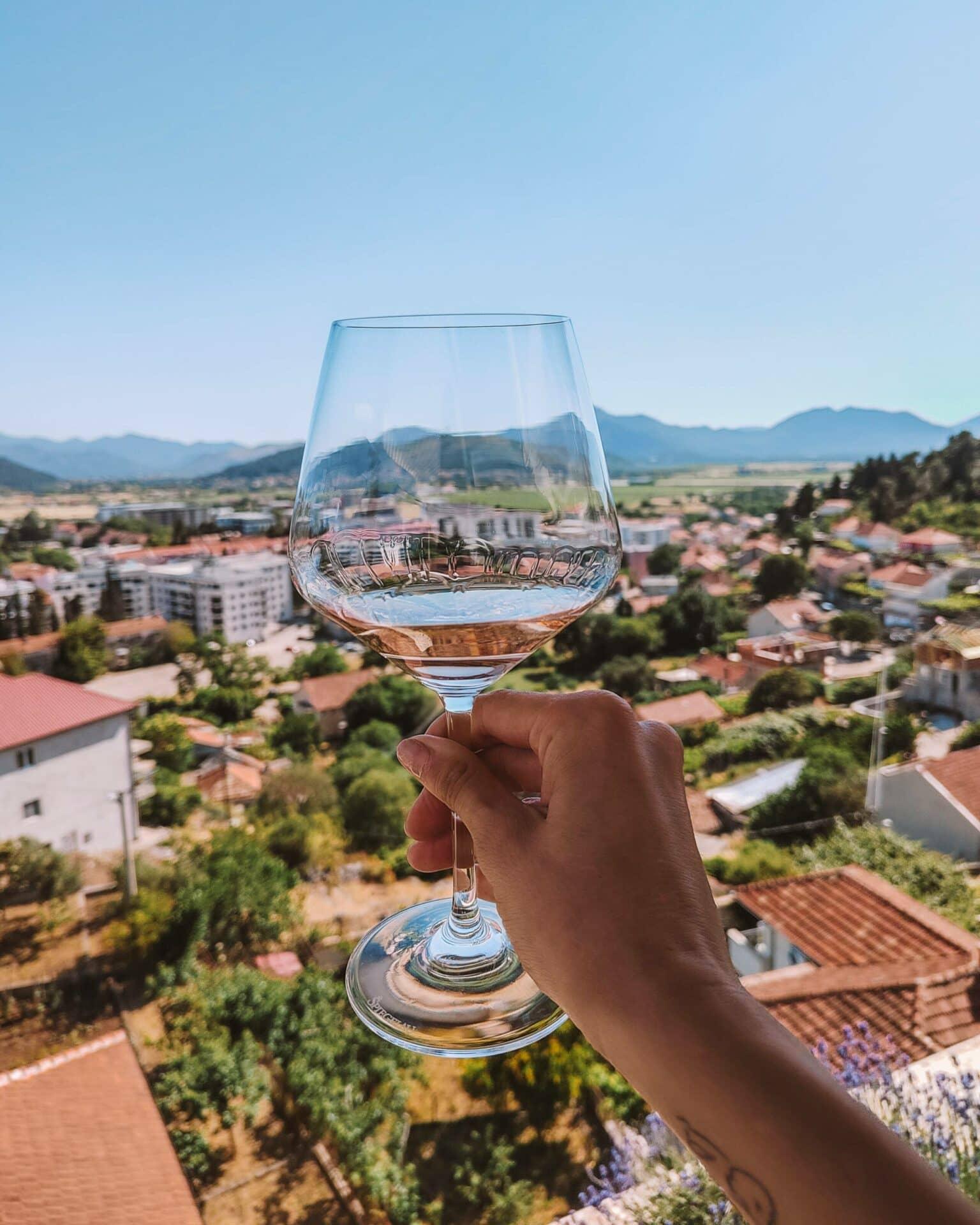 En una cata de vinos en el pueblo Trebinje, Bosnia, se puede disfrutar de la vista sobre el lugar.