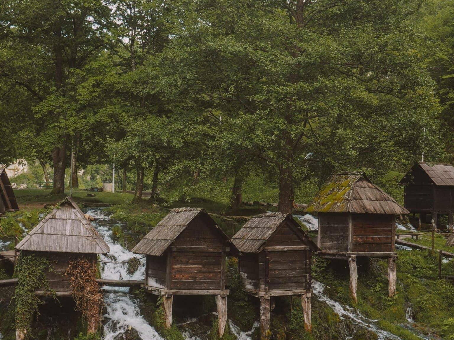 Los molinos de agua de Mlinčići se yacen espléndidamente en verde sobre una colina en Bosnia.