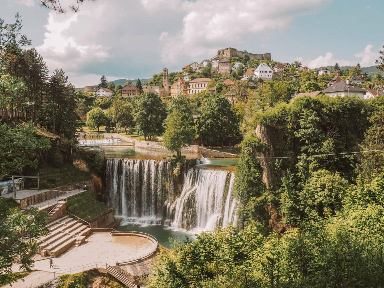En el pueblo de Jajce se encuentra la cascada Pliva en medio de la ciudad.