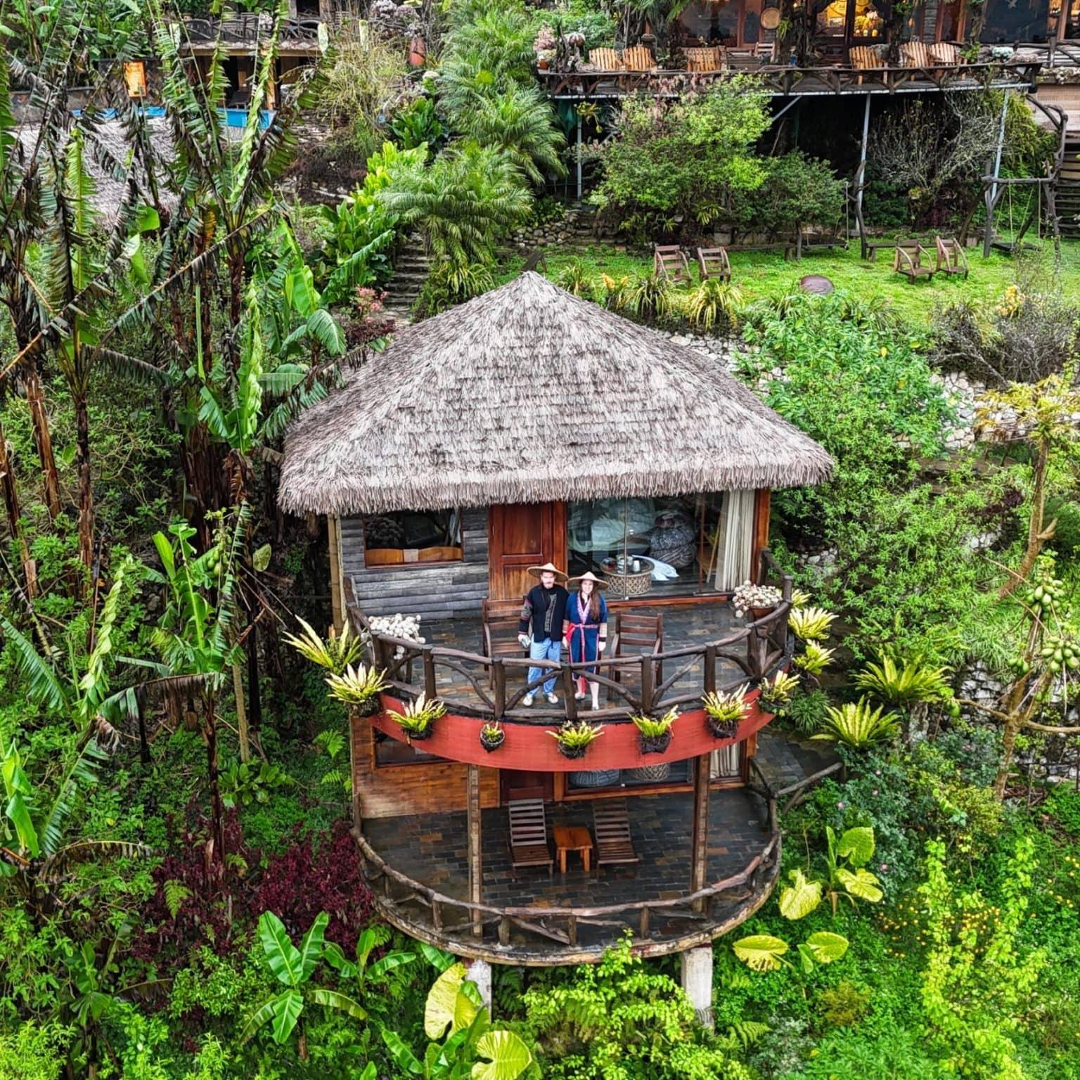 Biggi and Flo in front of a bungalow at the Eco Palms House