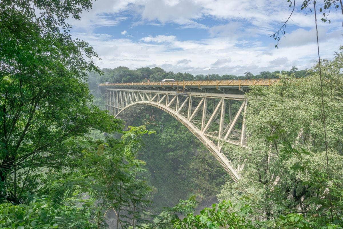 Un saltador de bungee salta desde el Victoria Falls Bridge en Zimbabue.