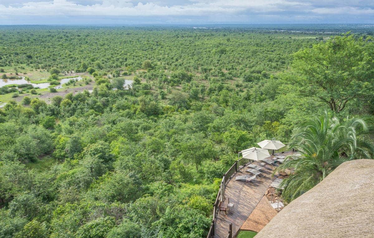 Vista desde arriba de la terraza del Victoria Falls Safari Lodge y la naturaleza verde en los alrededores.