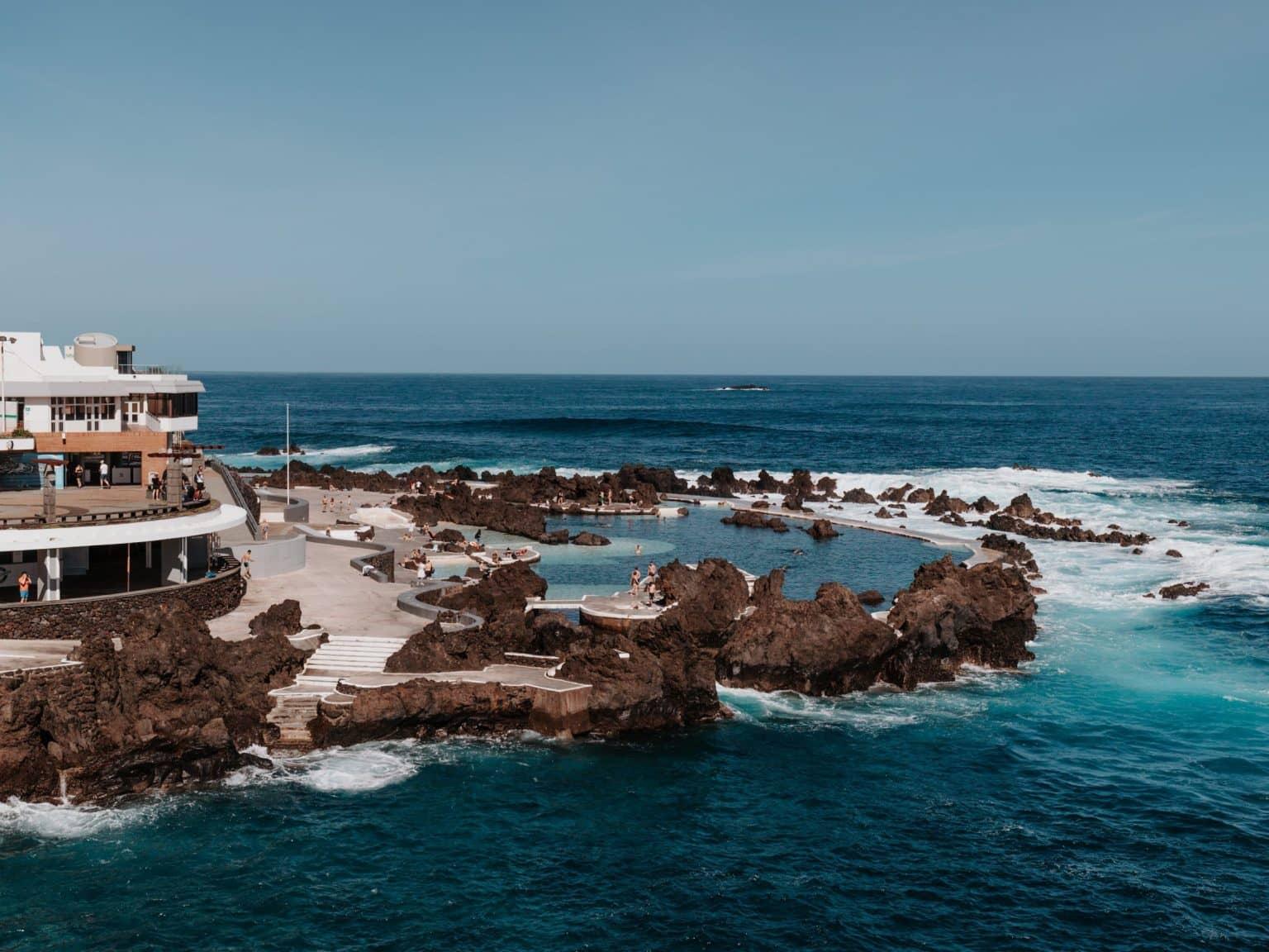 Next to a restaurant, a natural pool protected by rocks invites you to jump into the water.