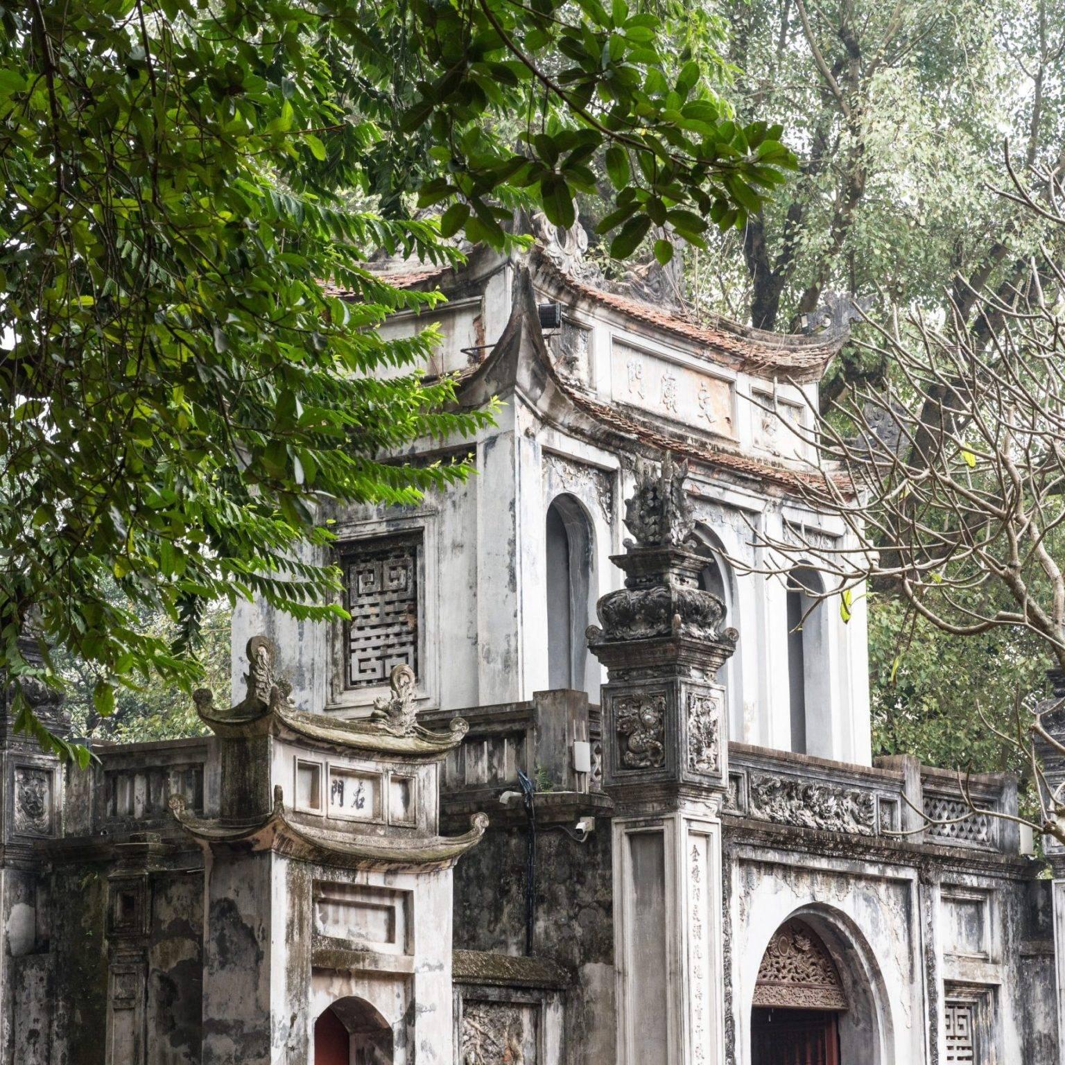 El Templo de la Literatura en Hanoi, rodeado de muchos árboles.