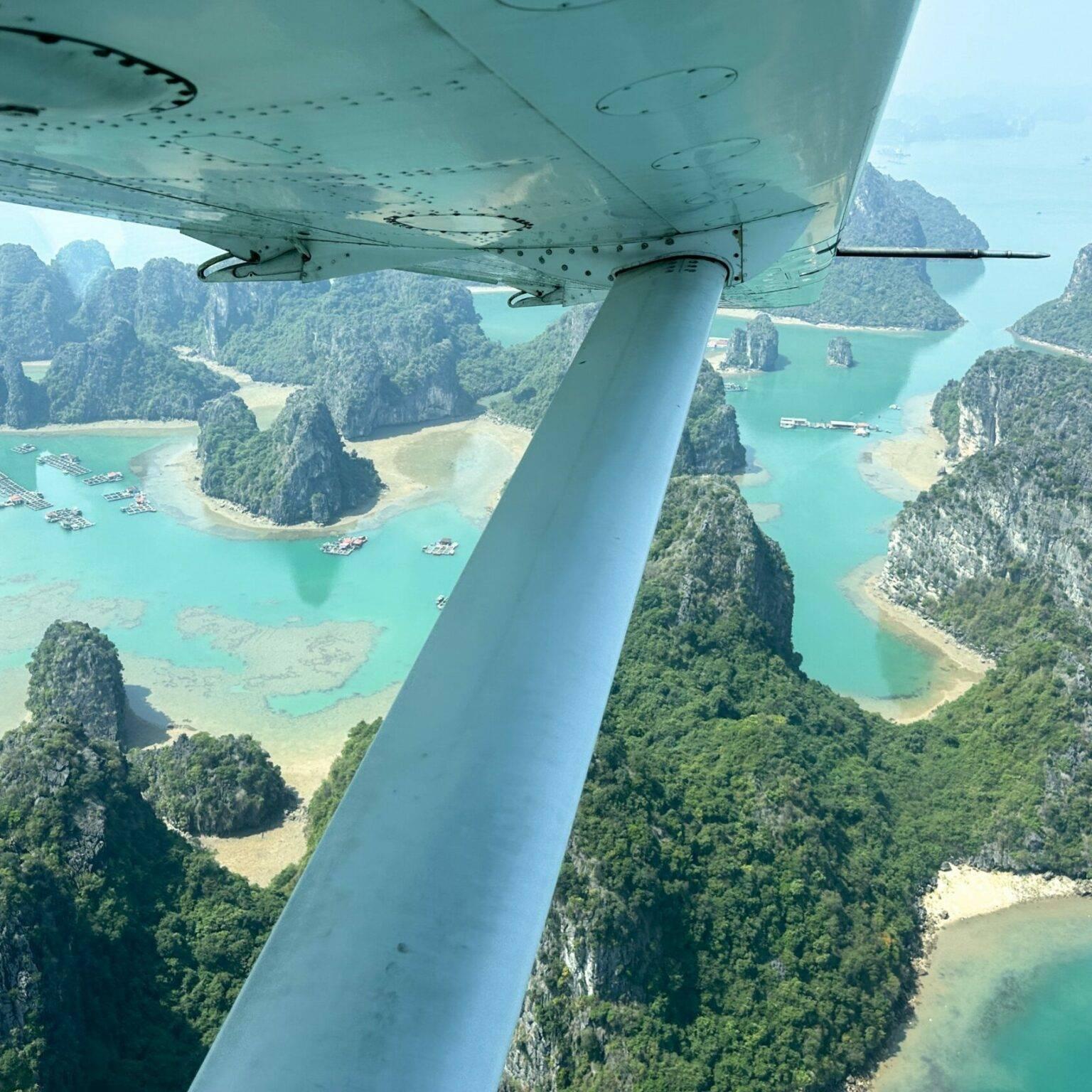 Vista desde un hidroavión sobre la bahía de Halong.